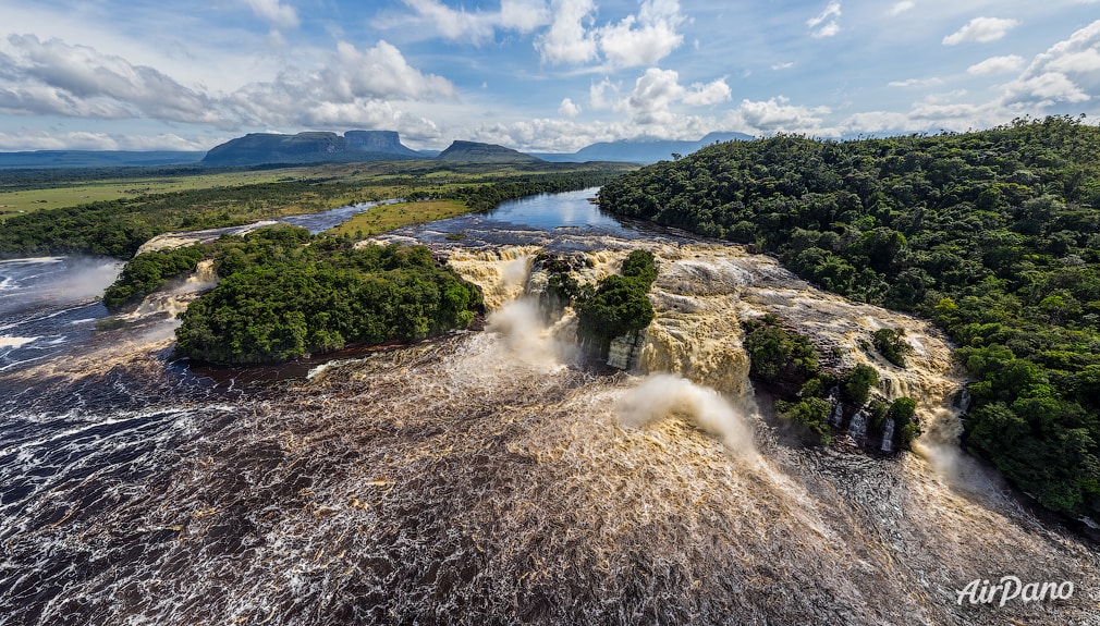 Hacha and Ucaima waterfalls from above