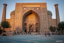 The main entrance to the Kalyan Mosque