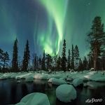 Flash of aurora over the river